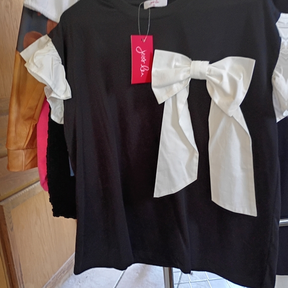 Elegant Black Tee with White Bow Accent - Picture 2 of 3